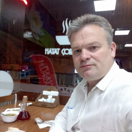 Kaldırımda servis minibüsünün çarptığı yaya öldü