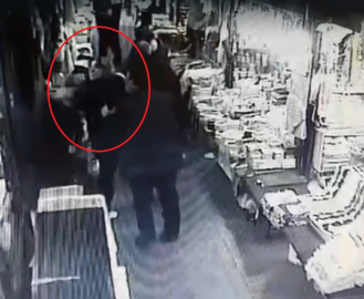 Köylü pazarında kadın esnafın 'bel kıran' müşteri kavgası kamerada