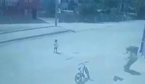 Koşarak caddeye çıkan 4 yaşındaki çocuğa otomobil böyle çarptı