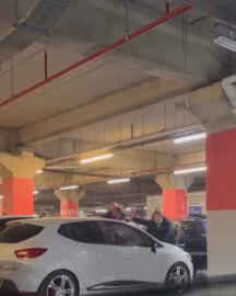 AVM otoparkında iki aile arasında kavga: O anlar kamerada