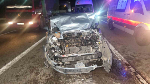 Kırmızı ışıkta duran otomobile arkadan çarptı: 1’i çocuk 5 yaralı