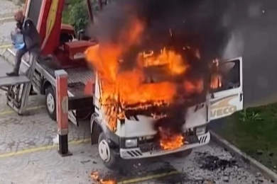 6. kata eşya çıkaran vinçli kamyon alev alev yandı