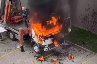 Ev taşıma kabusa döndü... Vinç alev aldı, vatandaşlar damacanayla söndürmeye çalıştı