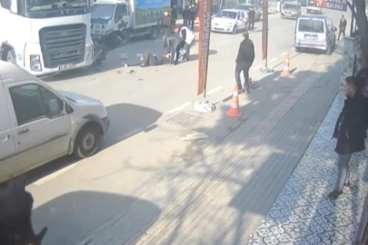 Anayola çıkan tıra, motokurye böyle çarptı