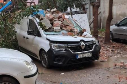 Gemlik'te şiddetli lodos sebebiyle çatılar bir bir uçtu