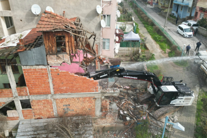 İzmit Kozluk’ta tehlike oluşturan metruk binaya yıkım